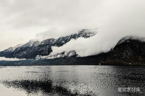 高清摄影 云雾缭绕的湖畔山景