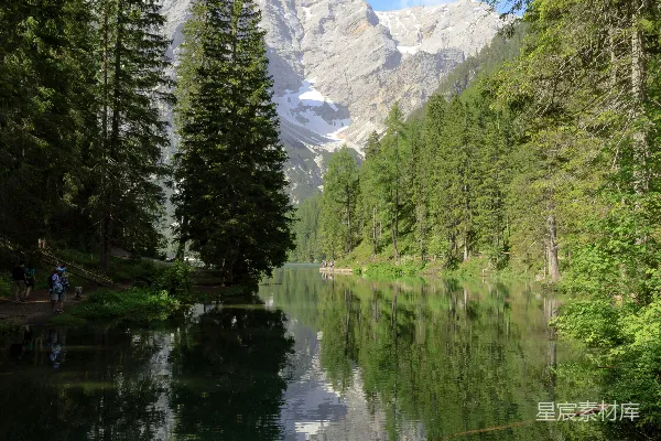 高清摄影 阿尔卑斯山的宁静湖景