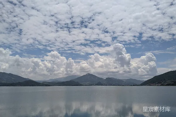 高清摄影 宁静湖面与天空云彩的倒影