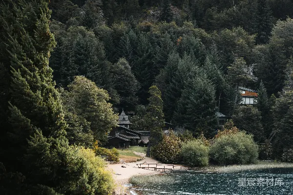 高清摄影 湖畔的山间小屋