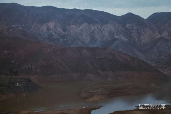 高清摄影 荒漠中的湖泊与山峦