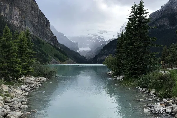 高清摄影 洛矶山湖畔的宁静时光