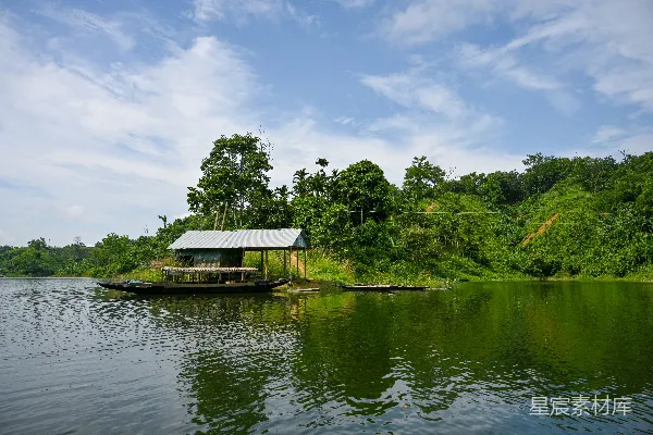 高清摄影 湖畔的小屋与宁静的自然风光
