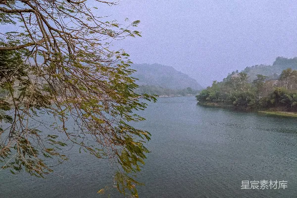 高清摄影 宁静的河流与远山
