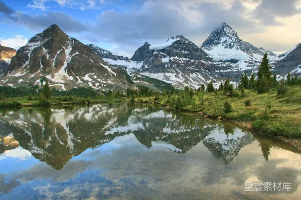 高清摄影 雪山倒影的宁静湖景