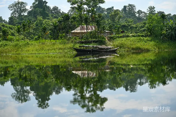 高清摄影 宁静的河流与小屋