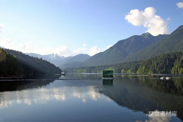 高清摄影 山间湖泊的宁静美景