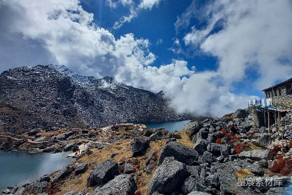 高清摄影 高山湖泊与云雾缭绕的景象