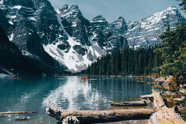 高清摄影 雪山倒影下的宁静湖景