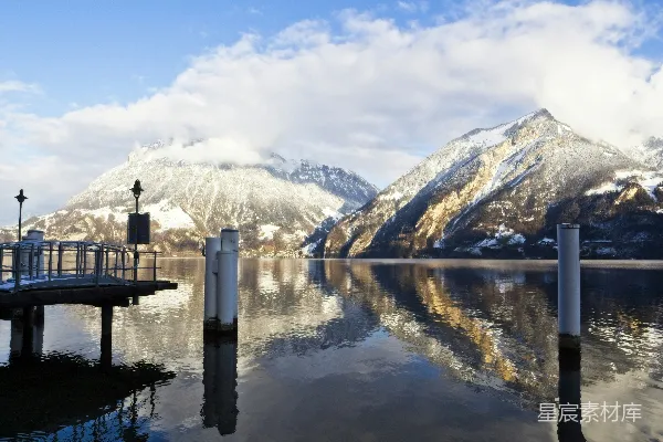 高清摄影 雪山倒影的宁静湖畔