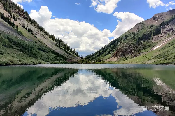 高清摄影 高山湖泊的宁静倒影
