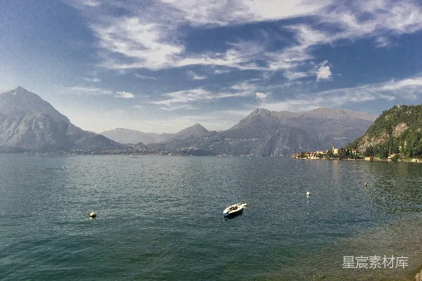高清摄影 湖畔小镇与山峦