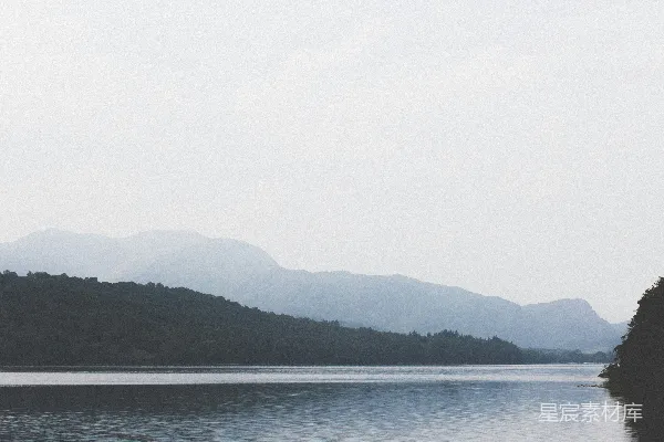 高清摄影 平静湖畔的山景