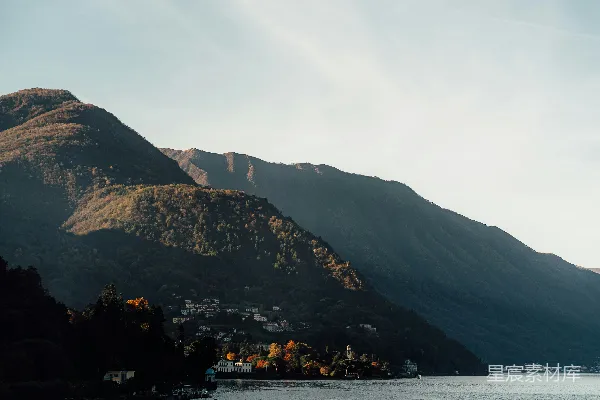 高清摄影 湖畔静谧的山景