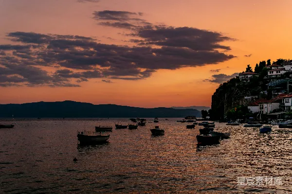 高清摄影 夕阳下的湖畔小舟