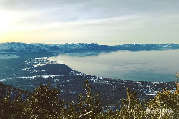 高清摄影 湖畔雪景：宁静的自然风光