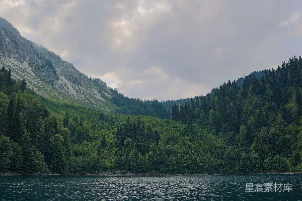 高清摄影 宁静的山谷湖泊