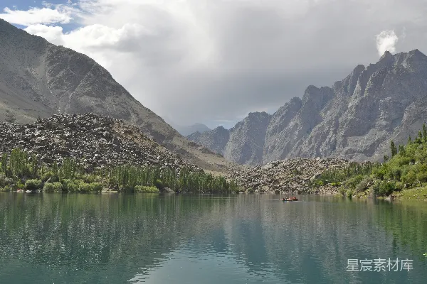 高清摄影 平静湖畔的山景