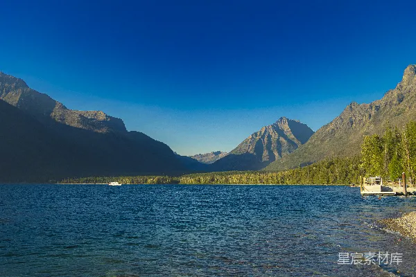高清摄影 湖畔静谧的山景