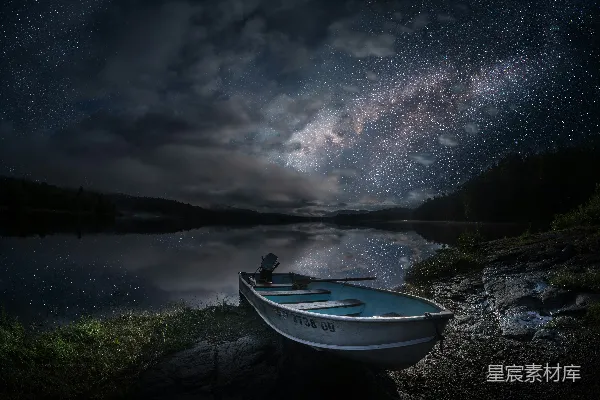 高清摄影 湖畔星空下的小船