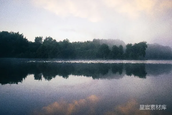 高清摄影 晨雾中的静谧湖景