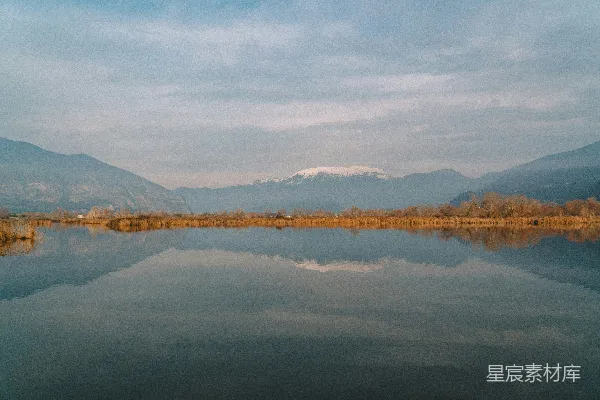 高清摄影 静谧湖畔的雪山倒影