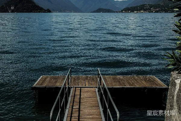 高清摄影 湖边的码头与远处的山景