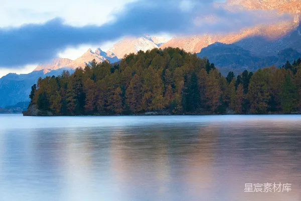 高清摄影 秋日湖畔的静谧山景