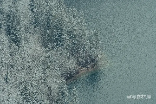 高清摄影 雪景中的湖泊与森林
