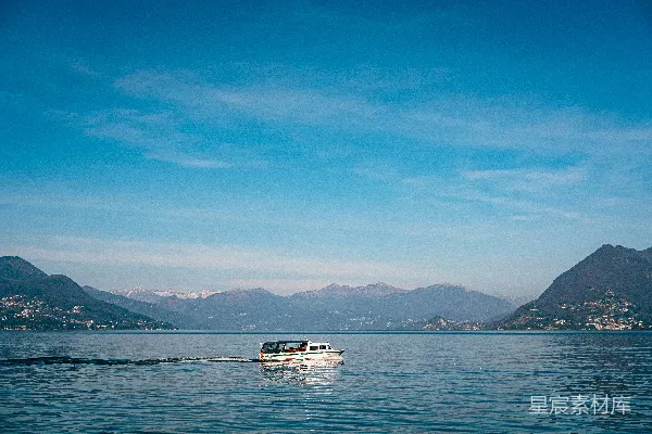高清摄影 湖上小船与远处山脉