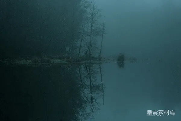高清摄影 雾中的静谧湖景