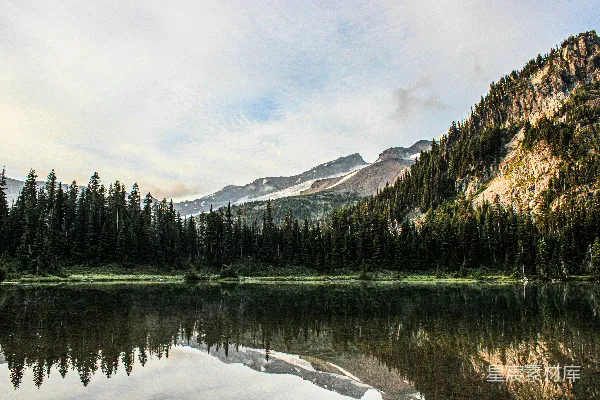高清摄影 静谧湖畔的山景