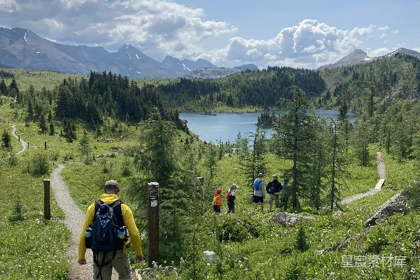 高清摄影 徒步在山间小路上的风景