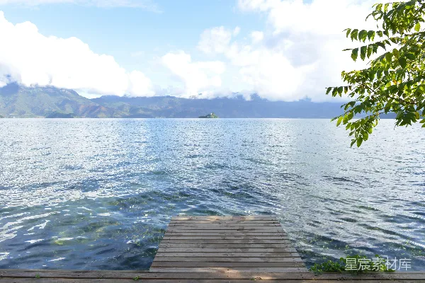 高清摄影 湖畔静谧的木桥与远处的山峦