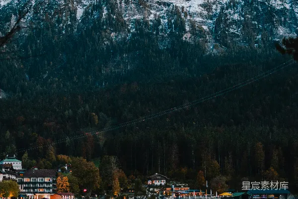 高清摄影 阿尔卑斯山脚下的宁静湖景