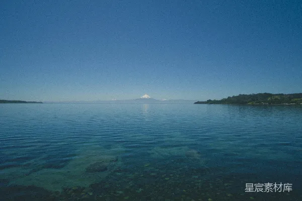 高清摄影 宁静湖畔的火山远眺