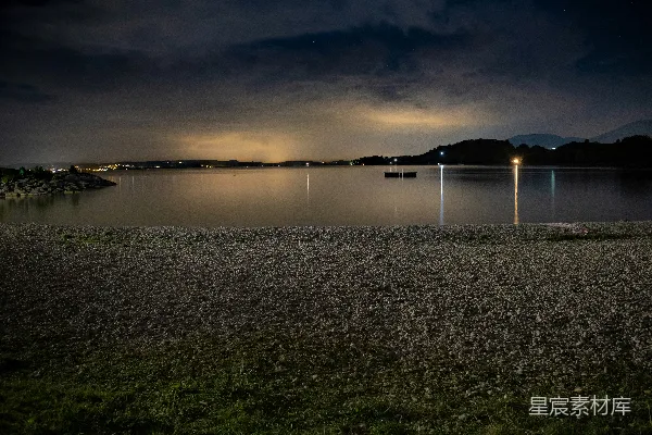 高清摄影 夜幕下的湖边宁静