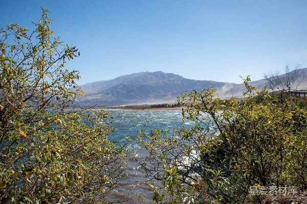 高清摄影 湖边的山景