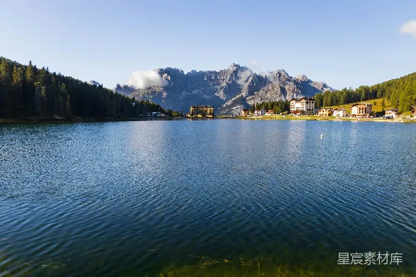 高清摄影 意大利多洛米蒂山脉的宁静湖景