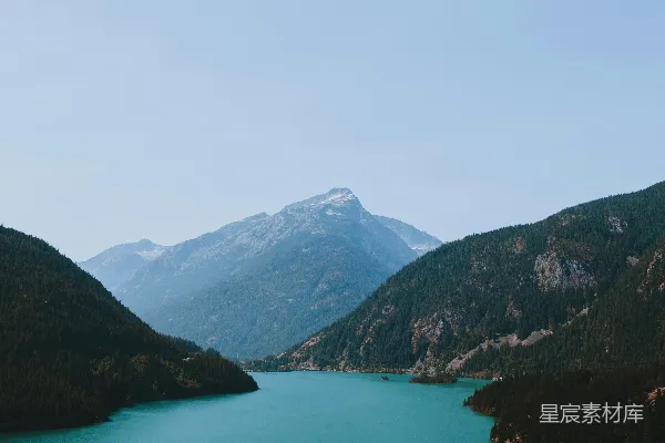 高清摄影 碧绿湖畔的山间森林