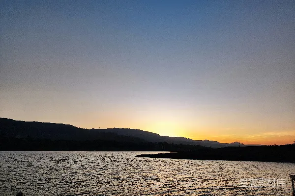 高清摄影 日落湖畔宁静时光
