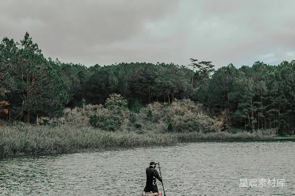 高清摄影 独自行舟，静谧湖畔