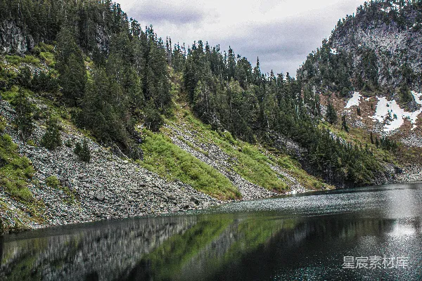 高清摄影 静谧山谷中的湖泊