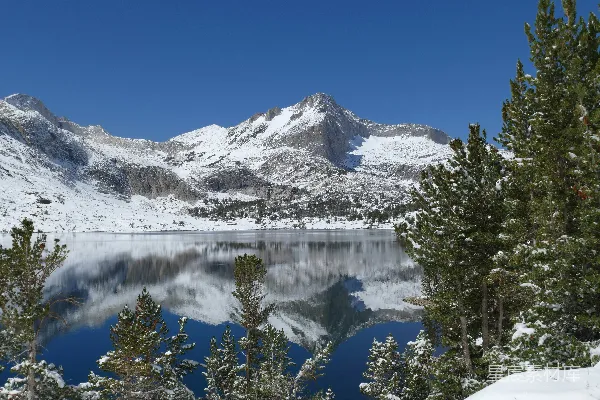 高清摄影 雪山倒影湖畔冬景