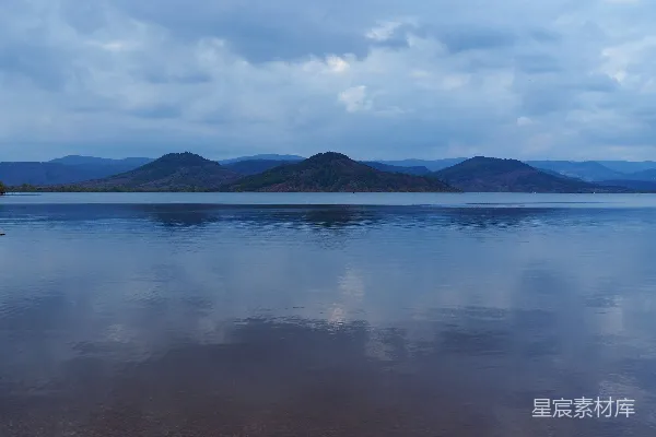 高清摄影 平静的湖面与远处的山丘