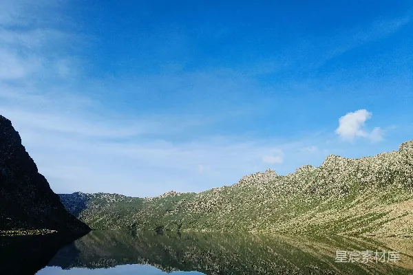高清摄影 山间静谧的湖泊