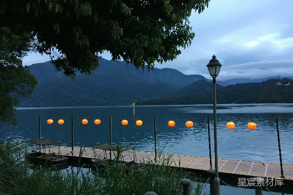 高清摄影 湖畔灯笼夜景