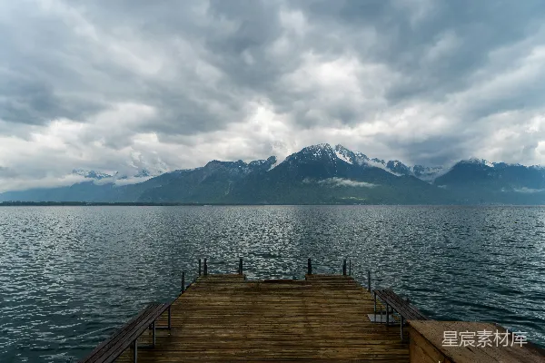 高清摄影 湖畔木栈道与山峦