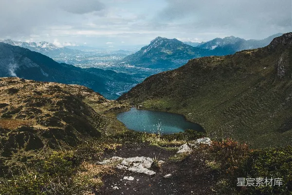 高清摄影 山间小径与静谧湖景
