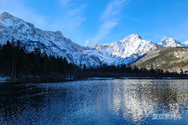 高清摄影 雪山倒映湖面的宁静之美